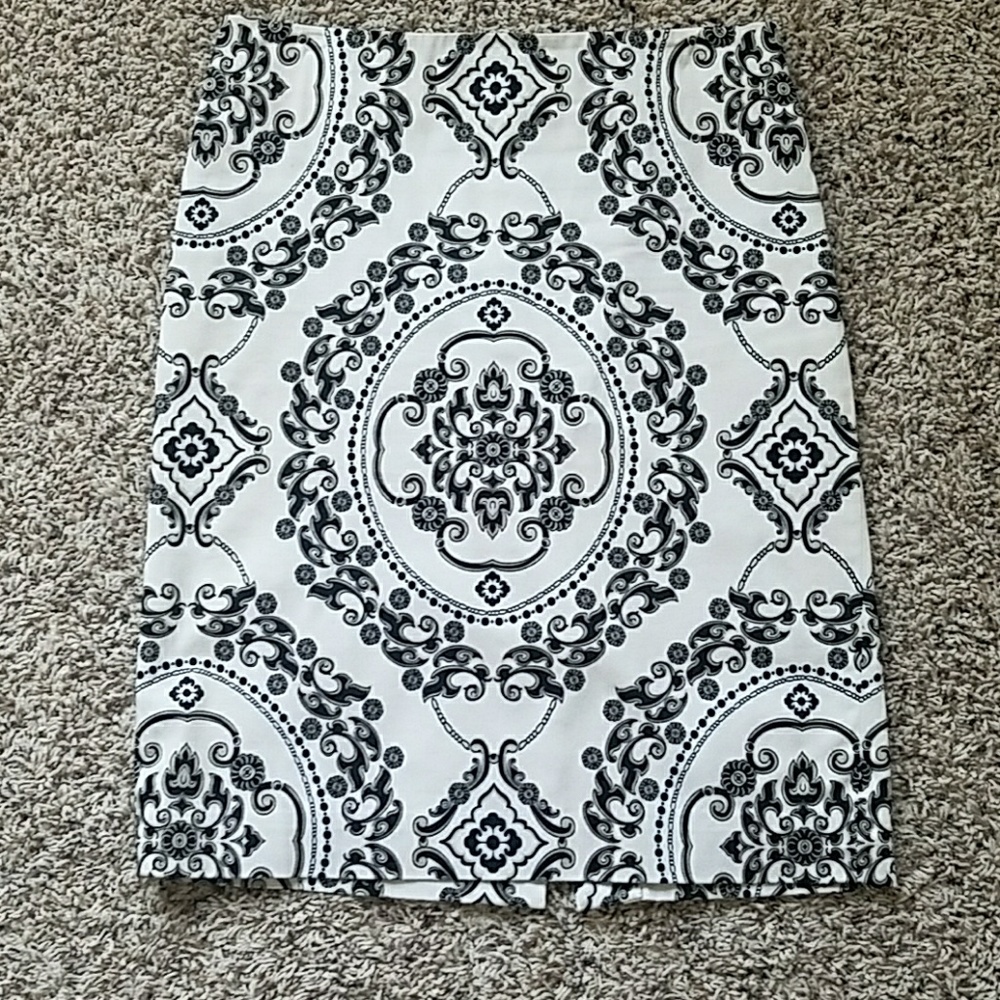 White House Black & White Pencil Skirt, size 0